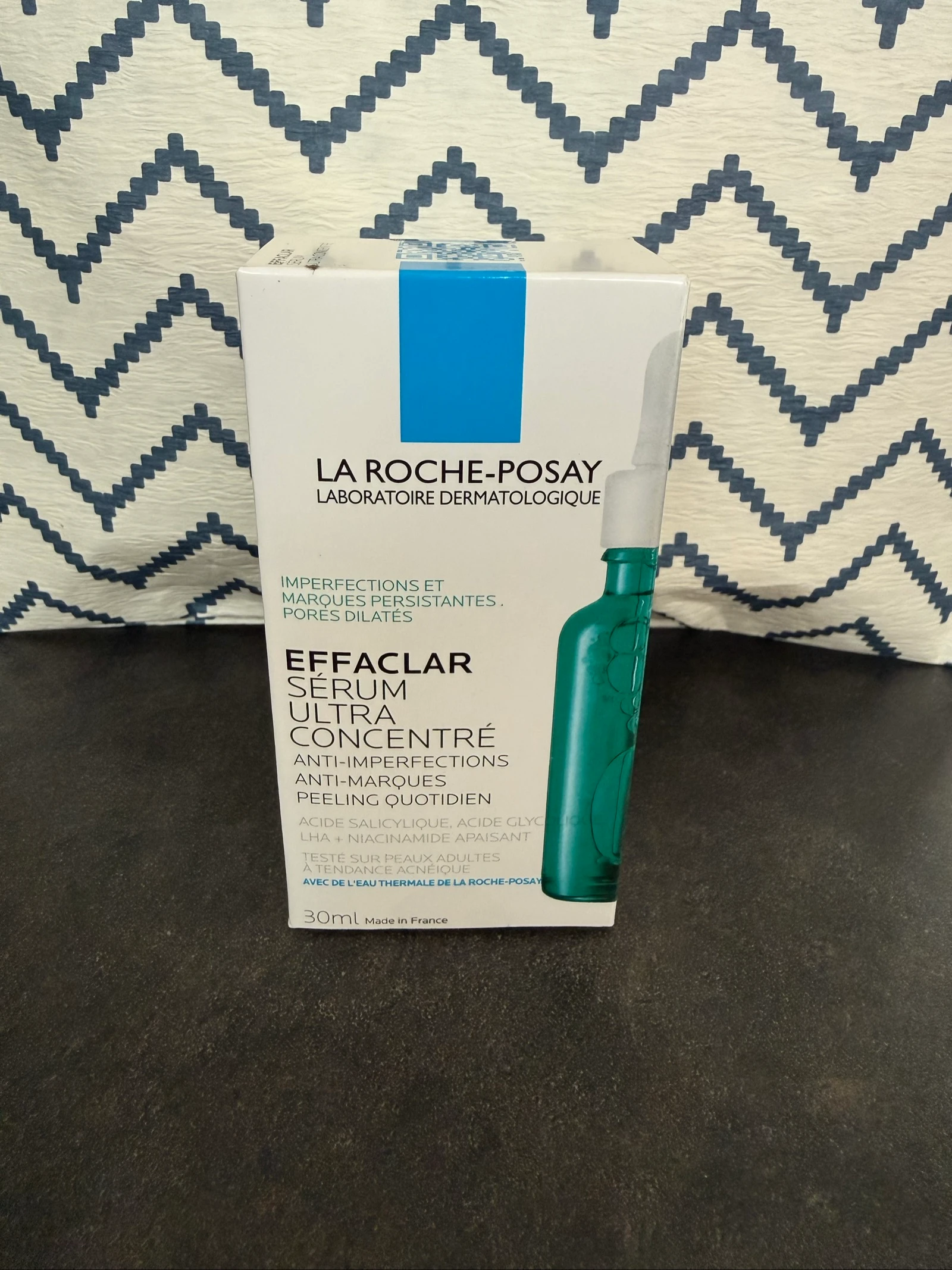 SÉRUM ANTI-IMPERFECTIONS EFFET PEELING POUR PEAUX ADULTES À TENDANCE ACNÉIQUE.